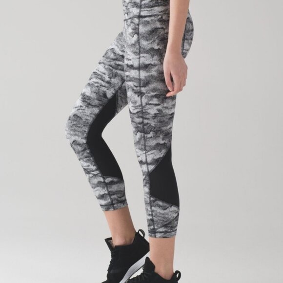 Lululemon Pace Rival Crop (22")Power Luxtreme Hazy Days Black White / Black - Picture 2 of 13